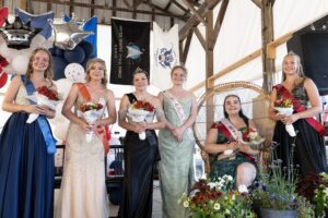 Queen Rory Undercofferwith last years queen and the other candidates